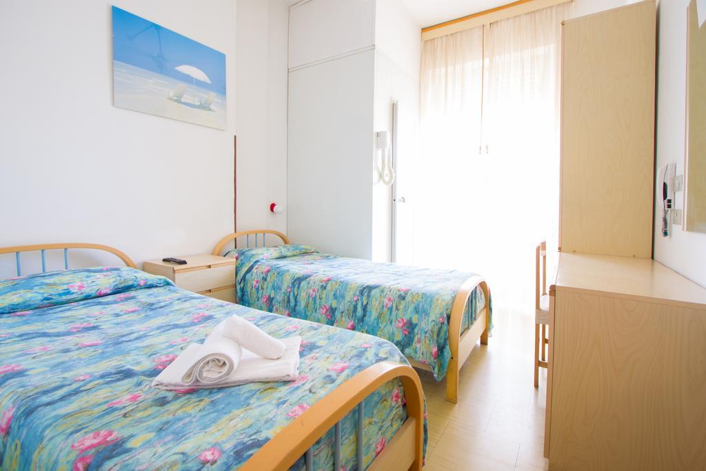 Hotel Hamburg Сенигаллия Номер фото